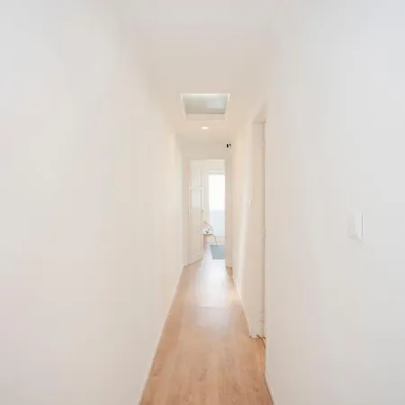 Liiiving In - Downtown Balcony Apartment