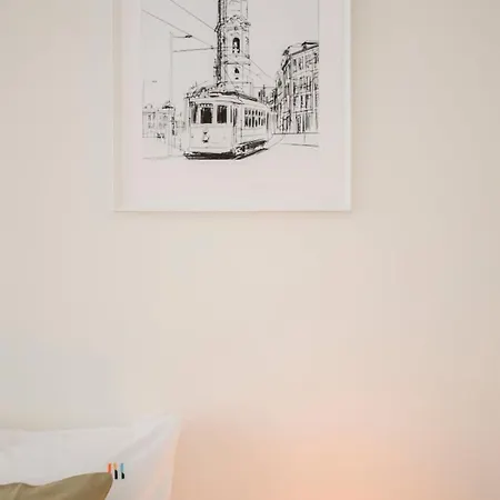Liiiving In - Downtown Balcony Apartment *