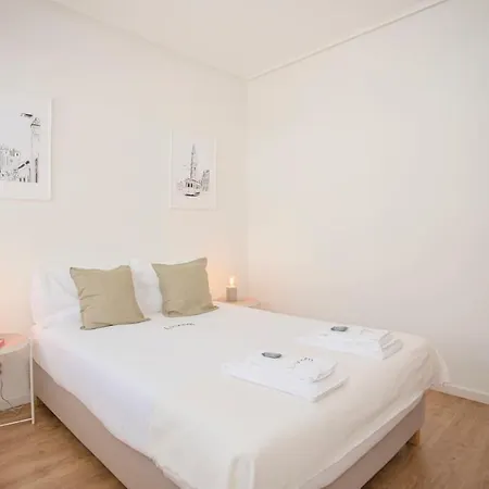 Liiiving In - Downtown Balcony Apartment *