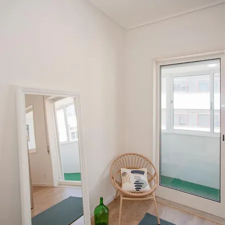 Liiiving In - Downtown Balcony Apartment *