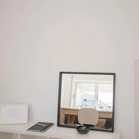 Liiiving In - Downtown Balcony Apartment
