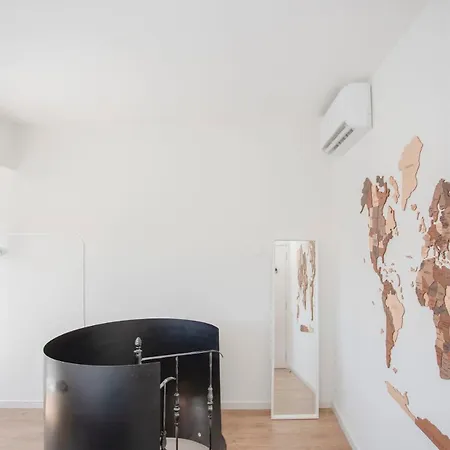 Liiiving In - Downtown Balcony Apartment *