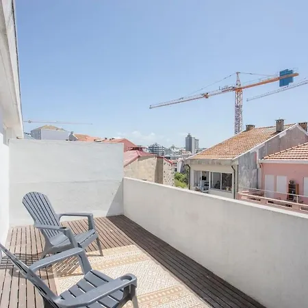 Liiiving In - Downtown Balcony Apartment *