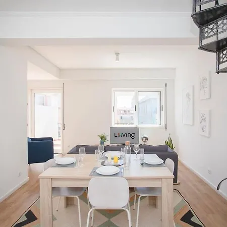 Liiiving In - Downtown Balcony Apartment