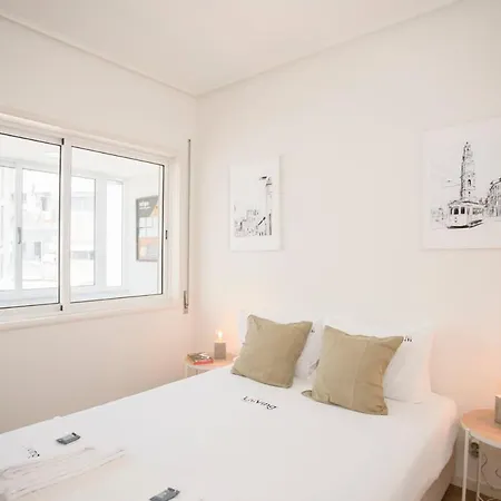 Liiiving In - Downtown Balcony Apartment *
