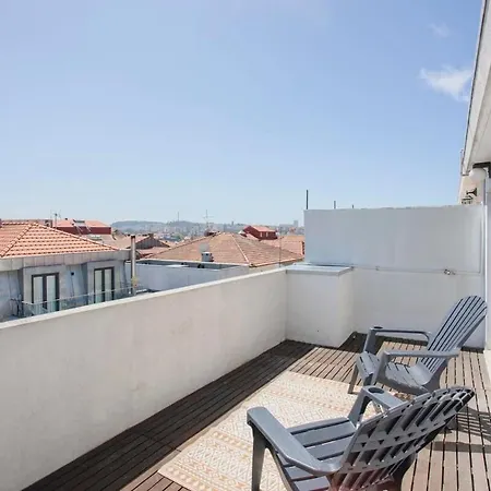 Liiiving In - Downtown Balcony *
