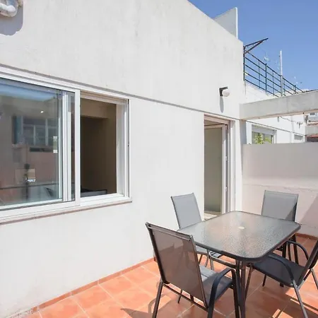 Liiiving In - Downtown Balcony Apartment