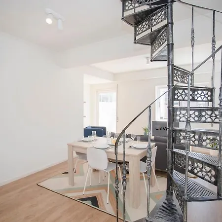 Liiiving In - Downtown Balcony Apartment
